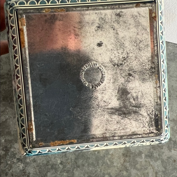 Delft Style Vintage Tin - Picture 3 of 6